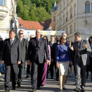 Kongen og Dronningen spaserer gjennom gamlebyen i Ljubljana (Foto: Srdjan Zivulovic, Reuters / Scanpix)